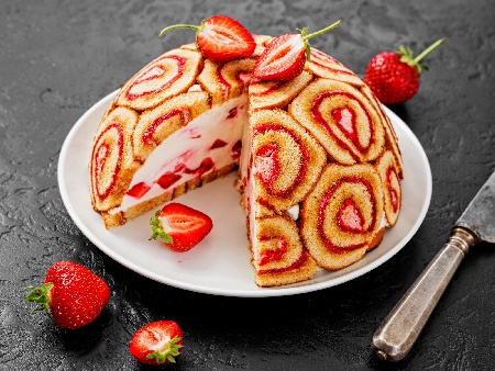 Торта в купа с домашно швейцарско руло със сладко от ягоди и сметанов бадемов крем - снимка на рецептата